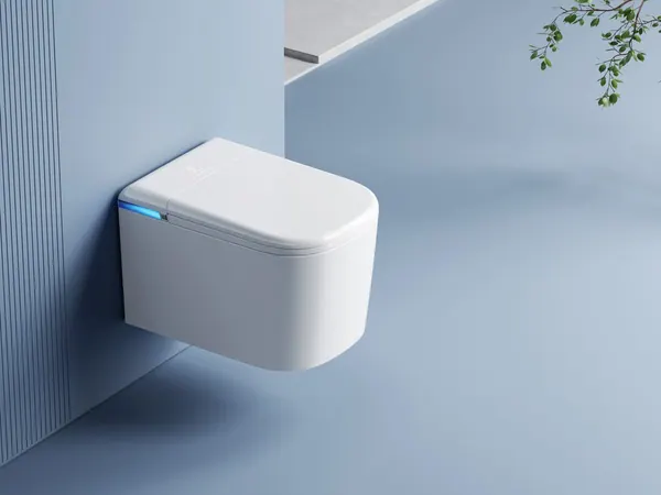 WC intelligent Keliss suspendu sur un mur bleu ciel
